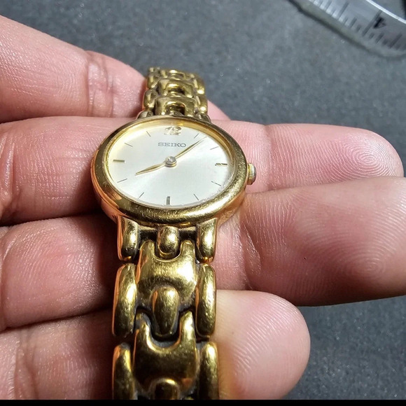 Seiko Ladies Quartz Cocktail Watch Gold Tone Working 7 Inch Bracelet V700-6389 - Picture 2 of 10
